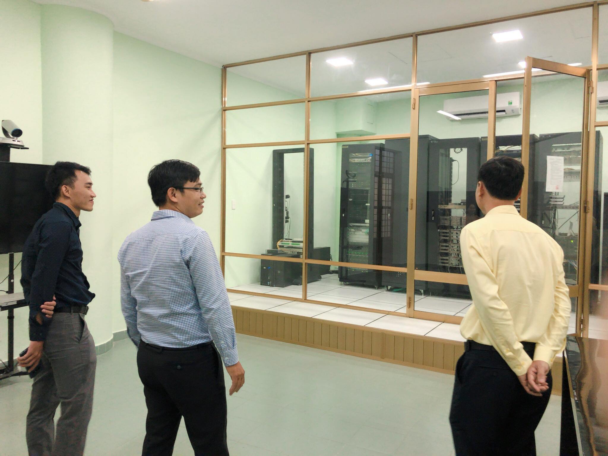 FIT-TDC tham quan hệ thống server tại trung tâm dữ liệu Đại Học Quốc Gia Tp.HCM