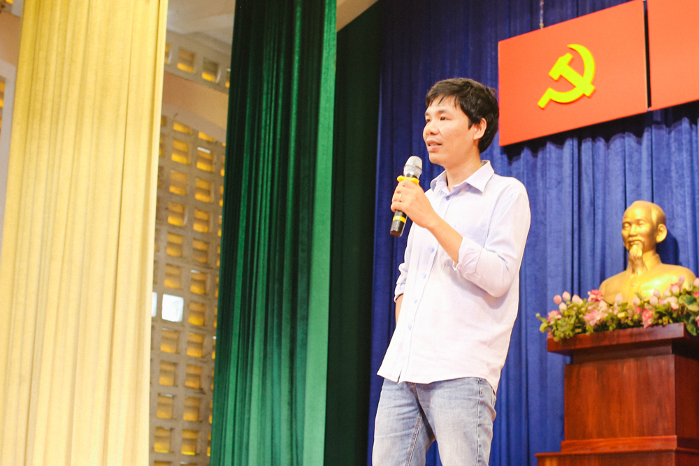 Ông Hoàng Thành Minh - Phó Giám đốc Công ty Sóng Nam chia sẻ về ngành Truyền thông & Mạng máy tính.