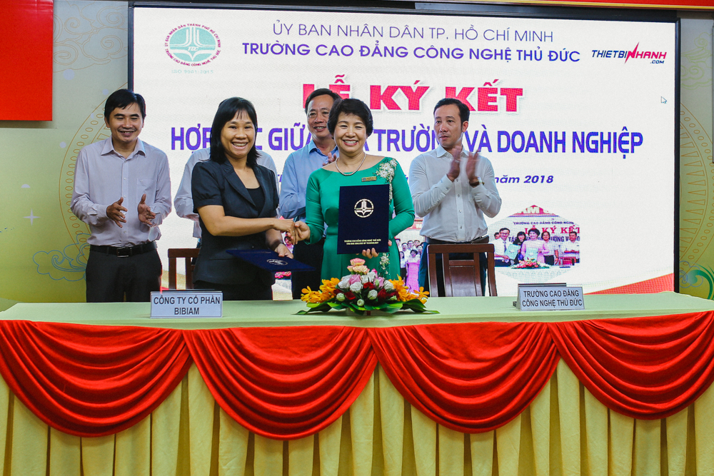 Bà Lê Thị Hải (trái) - Giám đốc Công ty Cổ phần Bibiam ký kết hợp tác đào tạo với TDC