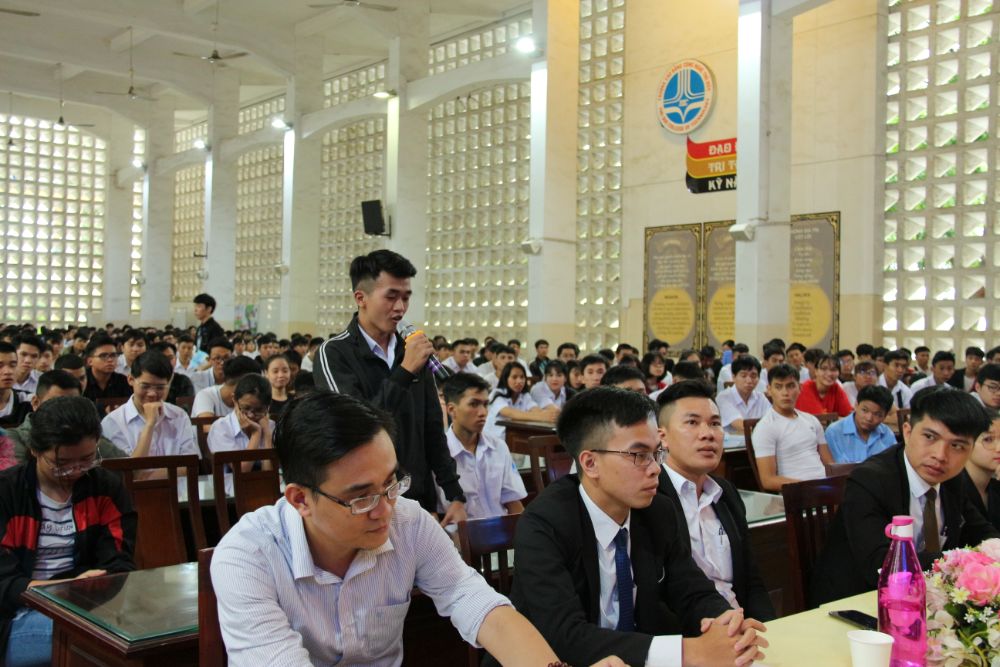 Các Tân sinh viên FIT-TDC đặt câu hỏi giao lưu với Khoa cũng như doanh nghiệp.