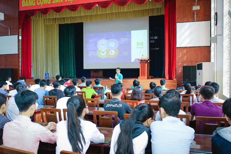 Đại diện giảng viên FIT-TDC - Thầy Nguyễn Huy Hoàng chia sẻ những cần thiết khi bước chân vào môi trường học tập mới.