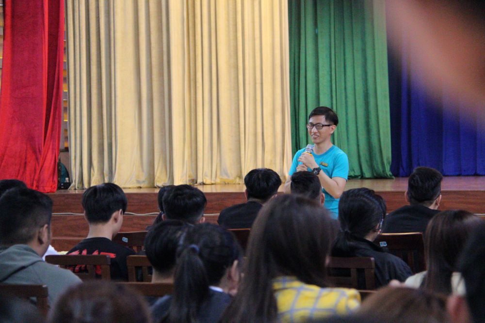 Đại diện giảng viên FIT-TDC - Thầy Nguyễn Huy Hoàng chia sẻ những cần thiết khi bước chân vào môi trường học tập mới.