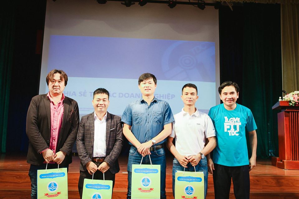 Thầy Võ Thành Trung - Trưởng khoa Công nghệ thông tin tặng hoa và quà lưu niệm đến đại diện các doanh nghiệp