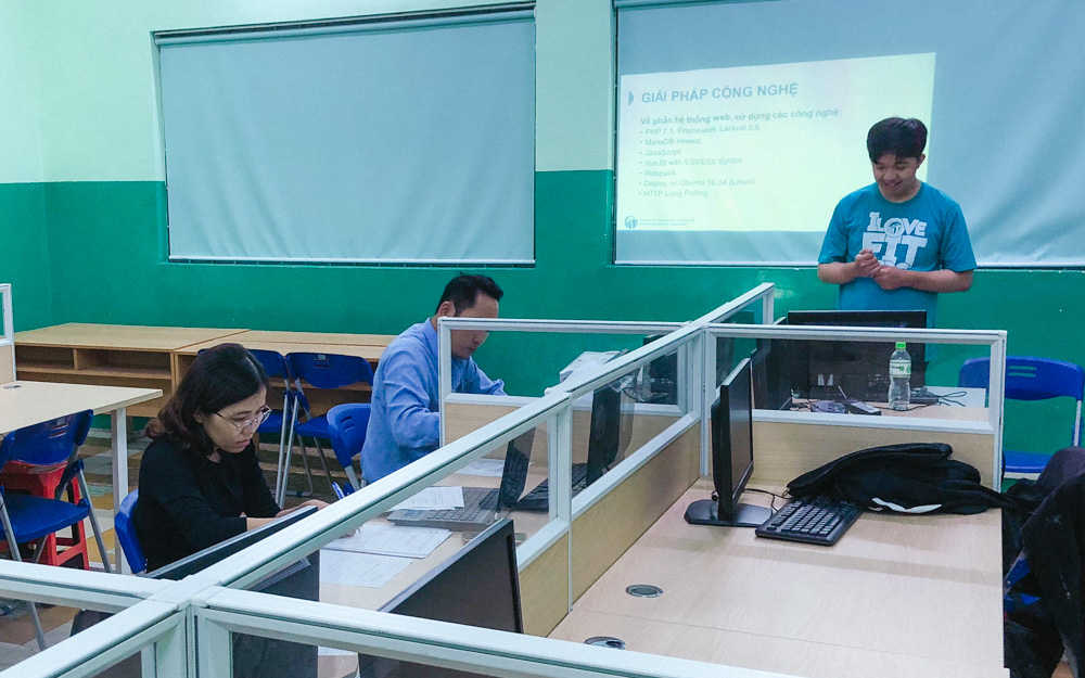 Sinh viên Trần Minh Phát trình bày đề tài 1 trước hội đồng