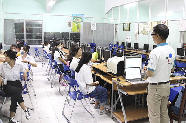 Học sinh tham quan phòng thực hành tại TDC