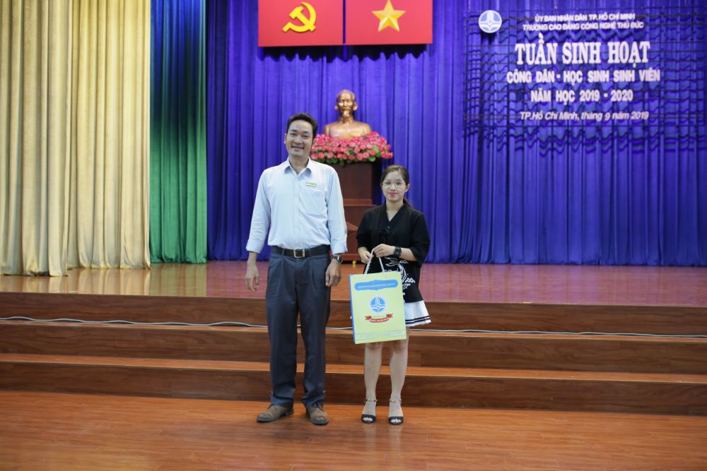 Thầy Tiêu Kim Cương - Phó Trưởng khoa Công nghệ thông tin tặng hoa và quà lưu niệm đến đại diện các doanh nghiệp