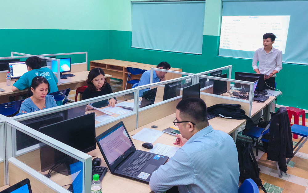 Sinh viên Huỳnh Tấn Tú trình bày đề tài 3 trước hội đồng