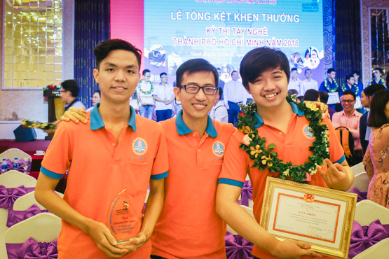 Giảng viên và sinh viên FIT - TDC nghề Thiết kế và phát Triển trang web Sinh viên Huỳnh Nhật Minh Tiến - Giải Khuyến khích và sinh viên Trần Minh Phát - Giải III