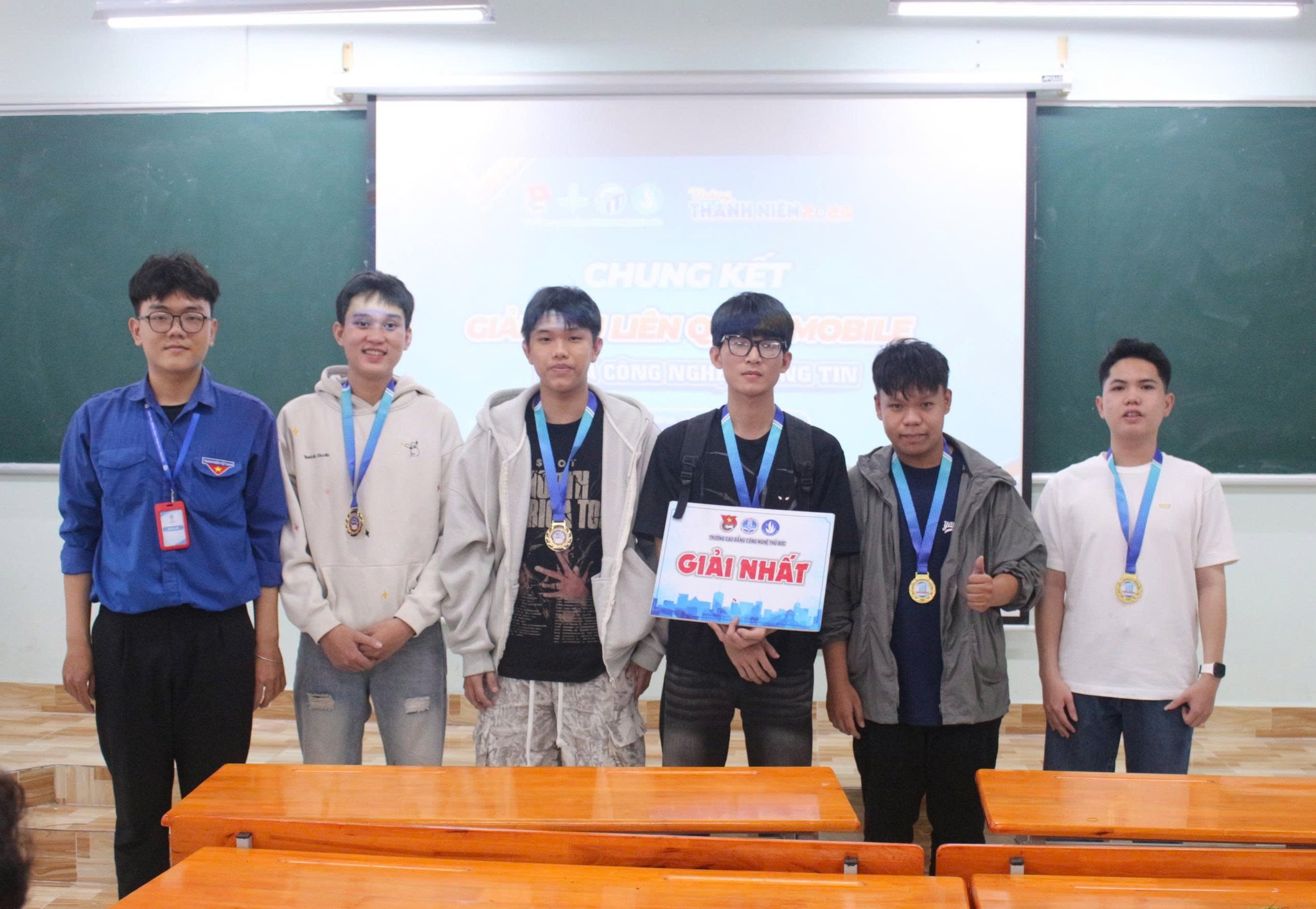 Vô địch: Đội Đề Gi Legends