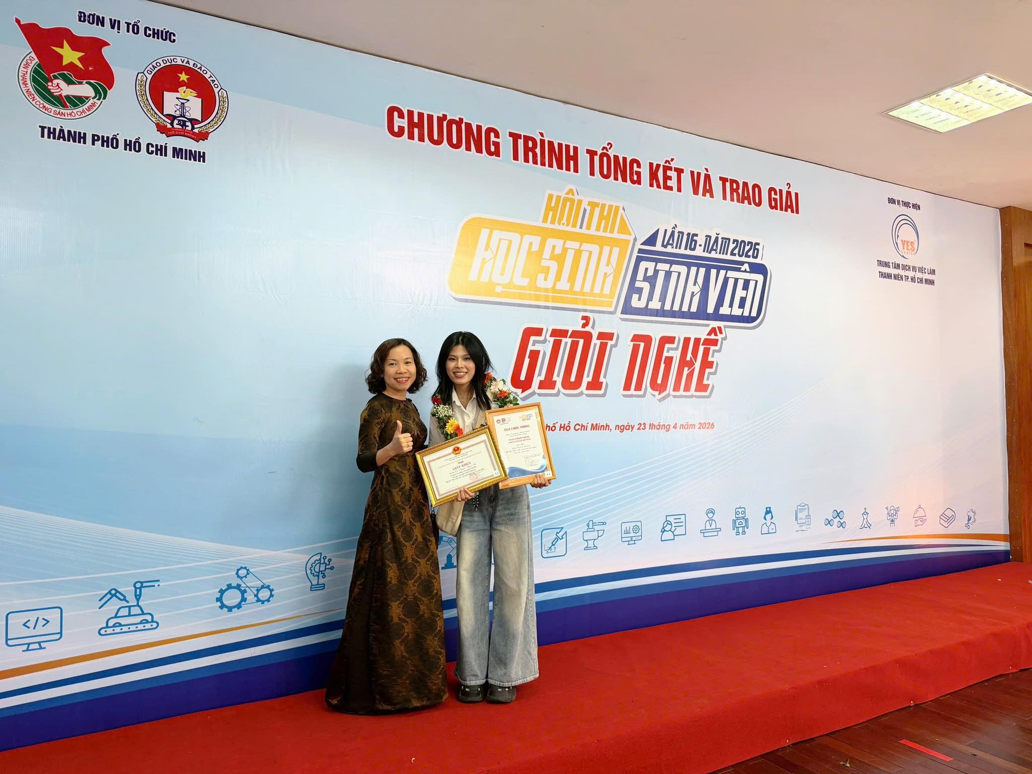 Cô Nguyễn Ngọc Cẩm Tú - Giảng viên Tổ Đồ họa chụp hình cùng Đội tuyển Nghề Thiết kế đồ họa