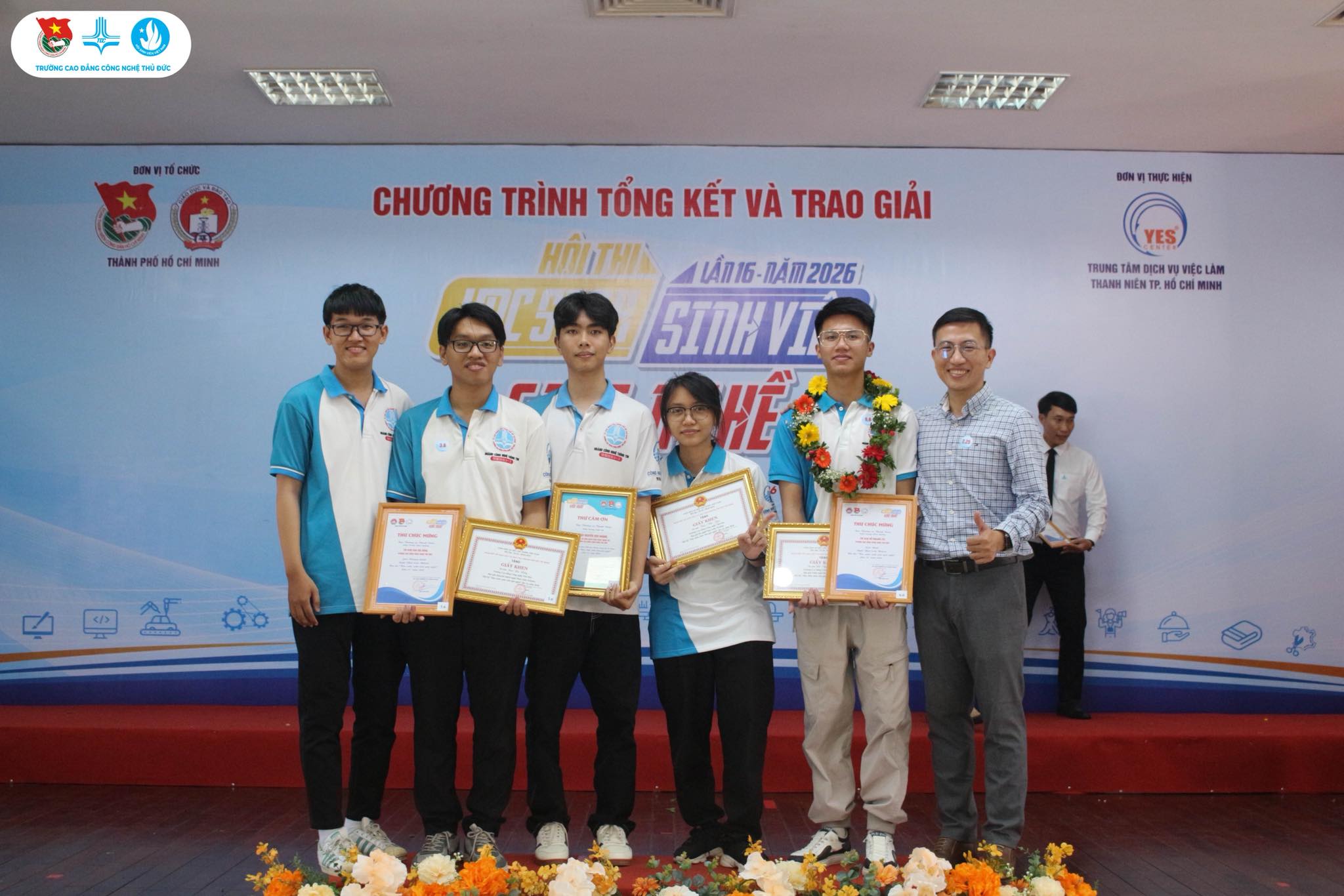 Thầy Nguyễn Huy Hoàng - Phó Trưởng Khoa CNTT chụp hình cùng Đội tuyển Phát triển Website nghề