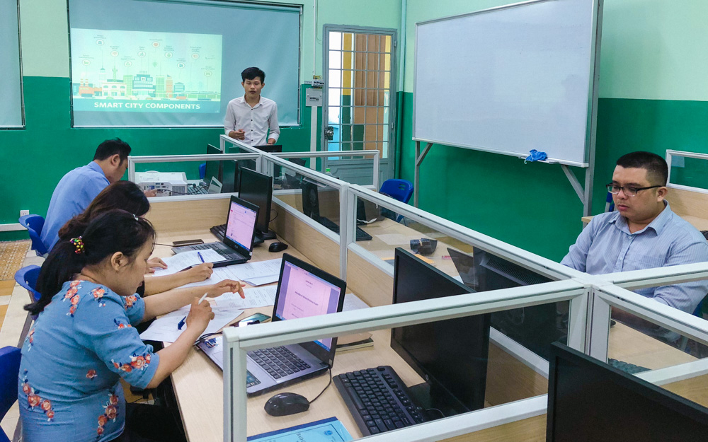 Sinh viên Huỳnh Tấn Tú trình bày đề tài 3 trước hội đồng