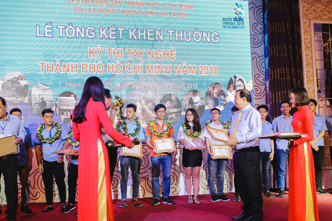 Sinh viên Lê Đức Tài (áo cam) - Giải II nghề Quản trị hệ thống mạng công nghệ thông tin