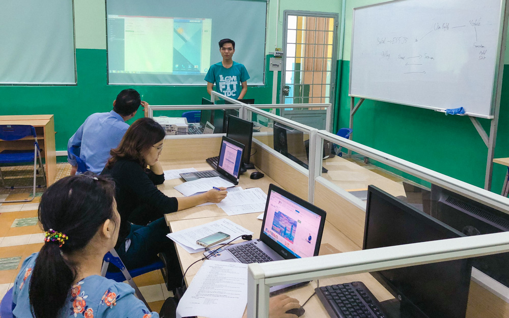 Sinh viên Huỳnh Nhật Minh Tiến trình bày đề tài 2 trước hội đồng