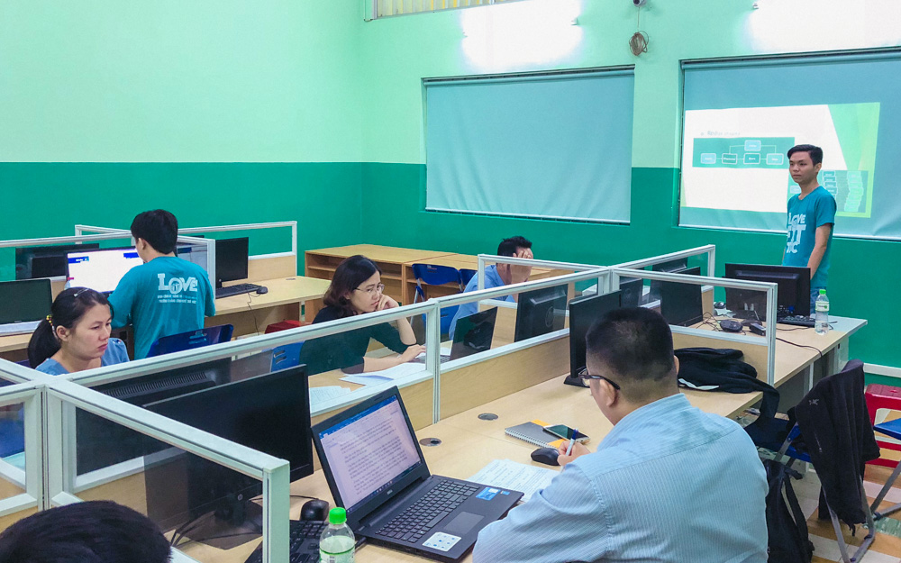 Sinh viên Huỳnh Nhật Minh Tiến trình bày đề tài 2 trước hội đồng