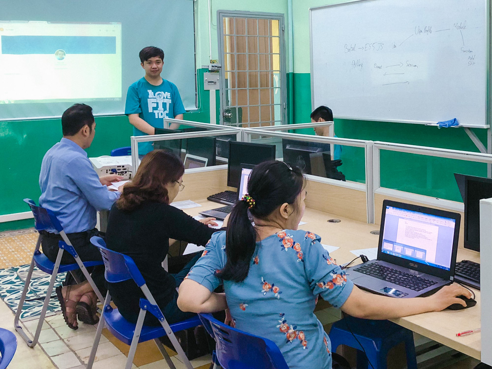 Sinh viên Trần Minh Phát trình bày đề tài 1 trước hội đồng