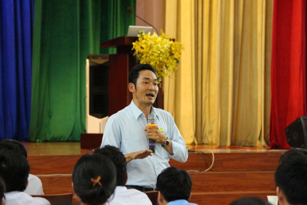 Thầy Tiêu Kim Cương - Phó Trưởng Khoa CNTT phát biểu chào mừng các tân sinh viên khóa 2019