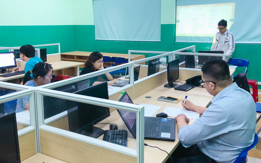 Sinh viên Phạm Ngọc Đại trình bày đề tài 4 trước hội đồng