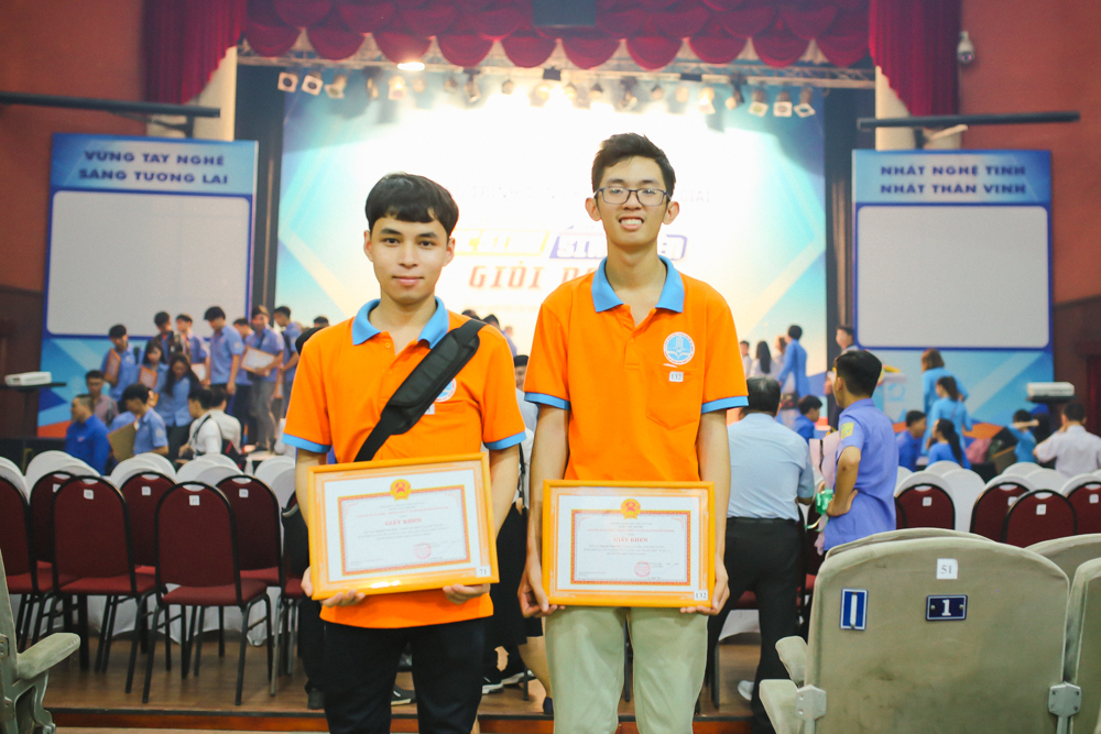 Từ trái qua: Sinh viên Nguyễn Văn Phúc, sinh viên Nguyễn Phan Huy