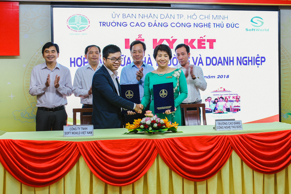 Ông Huỳnh Đình Nhiên (trái) - Giám đốc Công ty TNHH SoftWorld Việt Nam ký kết hợp tác đào tạo với TDC