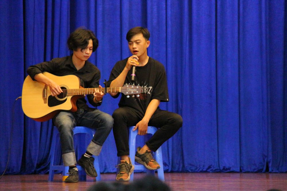 Buổi Lễ được mở đầu bằng các tiết mục văn nghệ của các bạn sinh viên khóa trước dành cho các tân sinh viên như một lời chúc mừng đến thế hệ sinh viên tiếp theo.