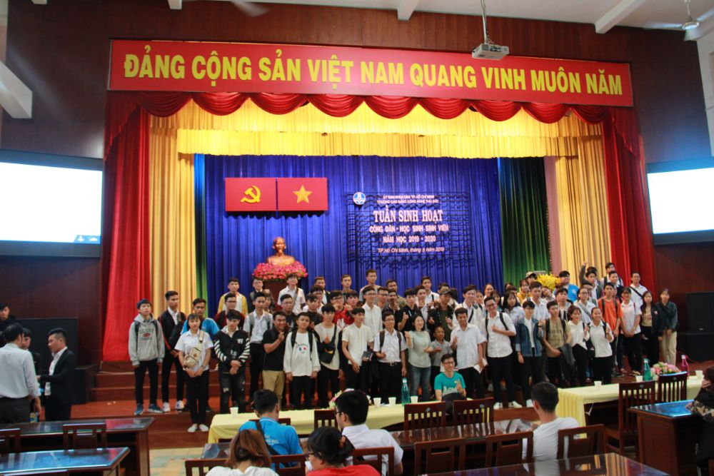 Các Tân sinh viên FIT-TDC tham gia giao lưu trò chơi và chụp hình lưu niệm