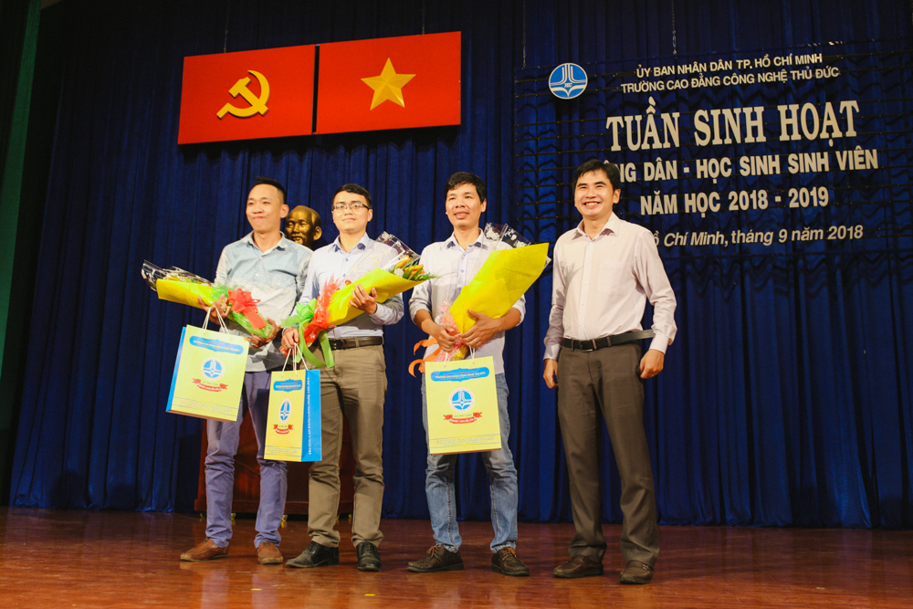 Thầy Võ Thành Trung - Trưởng khoa Công nghệ thông tin tặng hoa và quà lưu niệm đến đại diện các doanh nghiệp