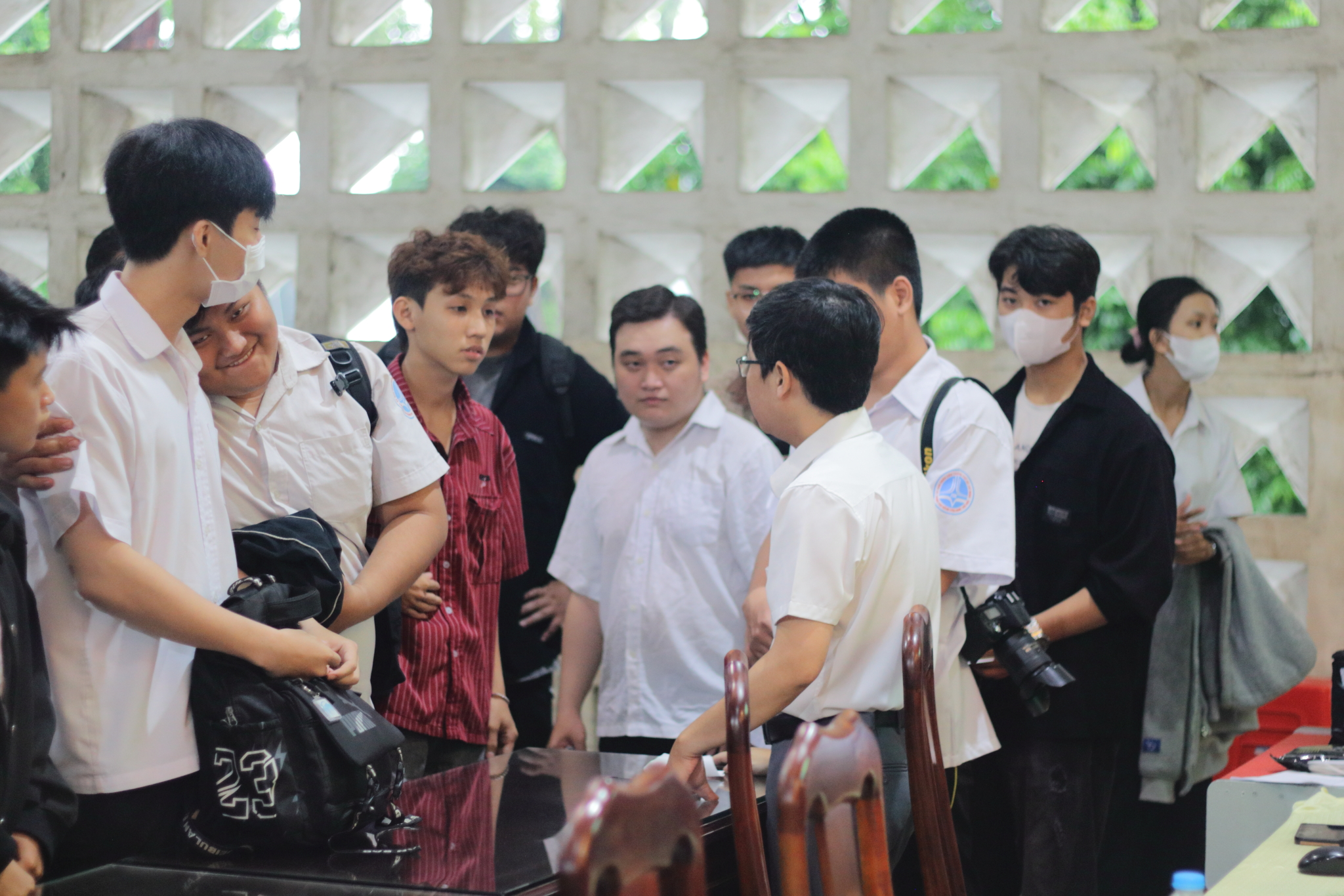 Sinh viên gặp gỡ cố vấn học tập, lắng nghe thầy cô phổ biến thông tin quan trọng để chuẩn bị tốt cho năm học mới.