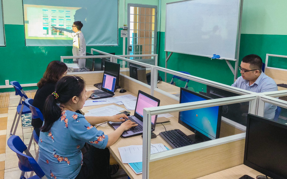 Sinh viên Phạm Ngọc Đại trình bày đề tài 4 trước hội đồng