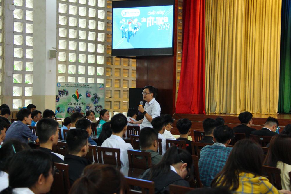 Ông Nguyễn Vĩnh Phúc- Phó Giám Đốc TTKTDV Công Ty TNHH Sản Xuất và in ấn Huy Phan chia sẻ về ngành Truyền thông & Mạng máy tính.