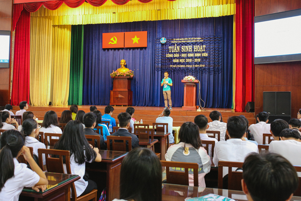 Đại diện giảng viên FIT-TDC - Thầy Nguyễn Huy Hoàng chia sẻ những cần thiết khi bước chân vào môi trường học tập mới.