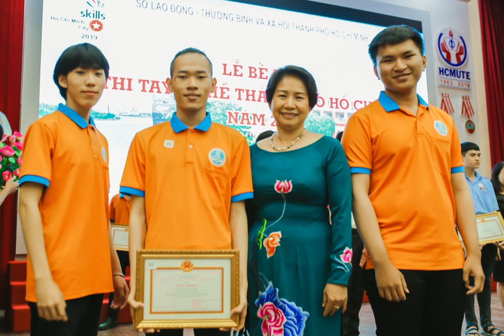 Các sinh viên FIT-TDC đạt giải chụp hình lưu niệm cùng cô Nguyễn Thị Lý - Hiệu trưởng Trường Cao đẳng Công nghệ Thủ Đức