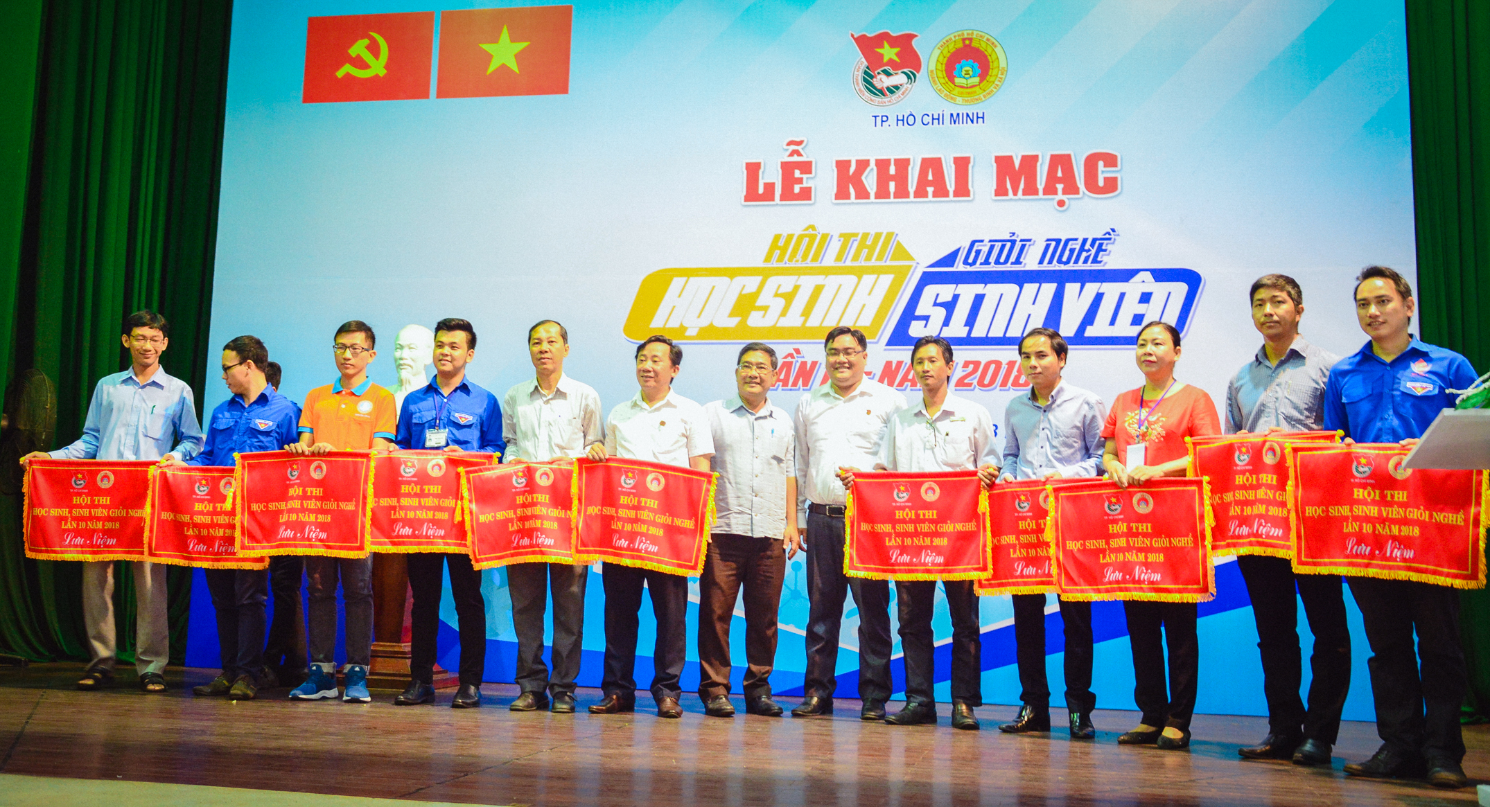 Đại diện TDC - Thầy Nguyễn Huy Hoàng nhận cờ lưu niệm tại Kỳ thi HSSV Giỏi nghề 2018