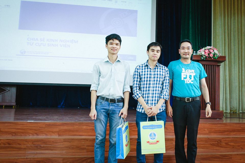 Thầy Tiêu Kim Cương -  Phó Trưởng Khoa CNTT tặng quà lưu niệm cho cựu sinh viên khoa CNTT Các Tân sinh viên FIT-TDC đặt câu hỏi giao lưu với Khoa cũng như doanh nghiệp.