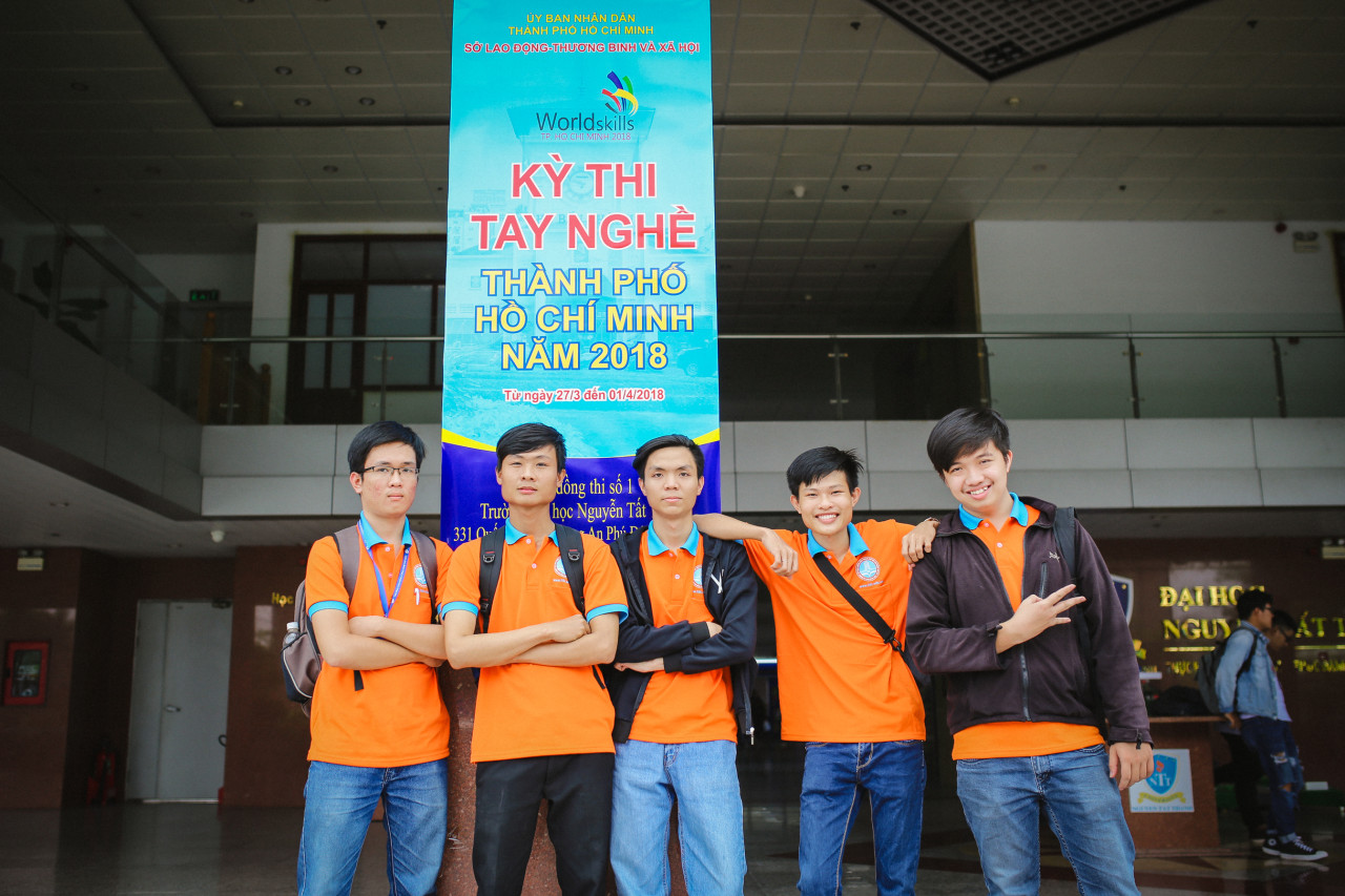 Sinh viên FIT - TDC từ trái qua: Lê Đức Tài (CD16TM1) - Nguyễn Minh Thông (CD15TM2) -  Huỳnh Nhật Minh Tiến (CD15TT2) - Huỳnh Tấn Tú (CD15TT6) - Trần Minh Phát (CD15TT1)