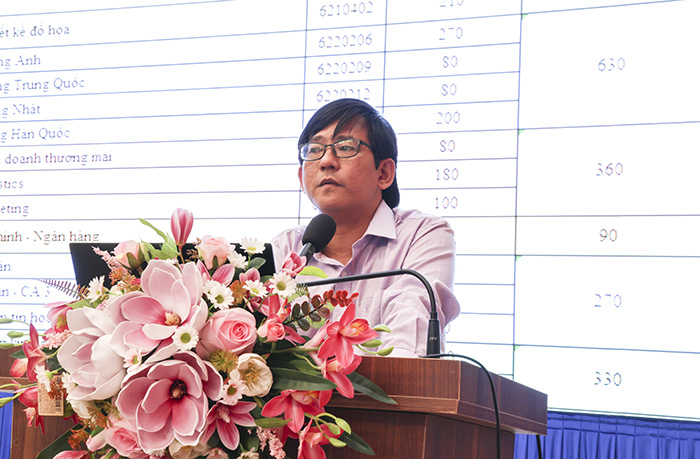 Ông Tôn Ngọc Triều – Trưởng phòng Tuyển sinh – Đào tạo thông qua báo cáo công tác tuyển sinh