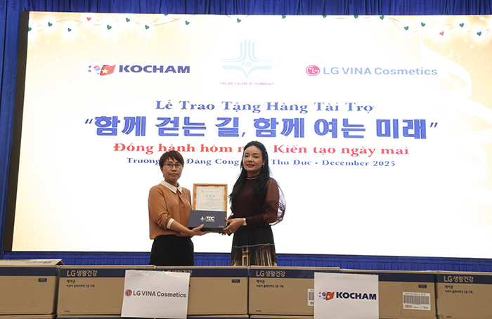 Bà Trần Thị Vân Yên – Trưởng Khoa Đông phương tặng quà lưu niệm cho bà Mai Thị Vân – Phó chánh văn phòng KOCHAM