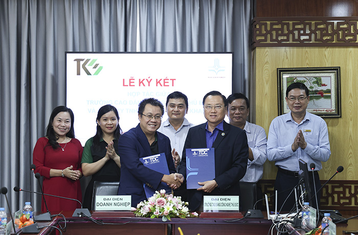 NGƯT. TS. Phạm Hữu Lộc – Hiệu trưởng nhà trường thực hiện nghi thức ký kết hợp tác cùng Công ty TNHH Giải pháp Tiên Khanh