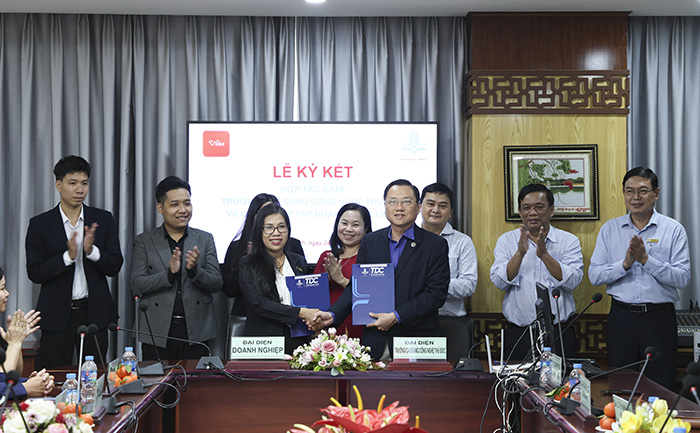 NGƯT. TS. Phạm Hữu Lộc – Hiệu trưởng nhà trường thực hiện nghi thức ký kết hợp tác cùng Công ty Cổ phần Tập đoàn Emaar Land
