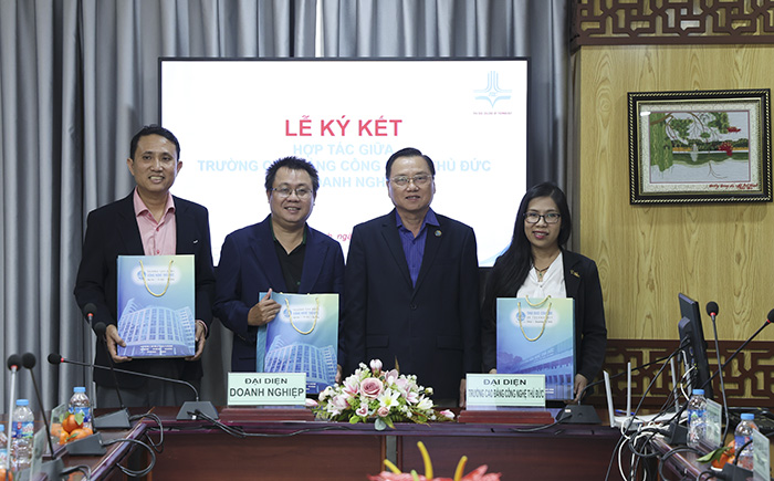 NGƯT. TS. Phạm Hữu Lộc – Hiệu trưởng nhà trường tặng quà cho đại diện doanh nghiệp