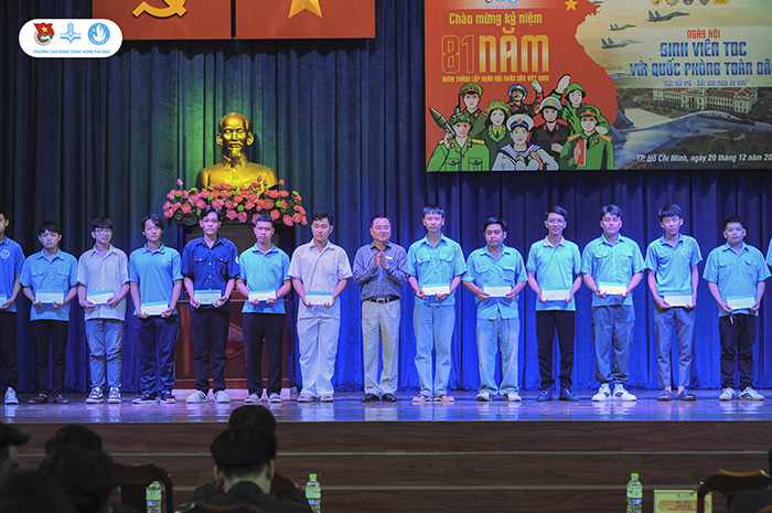 Lãnh đạo nhà trường tặng quà tri ân cho CBGVNV và HSSV là bộ đội xuất ngũ
