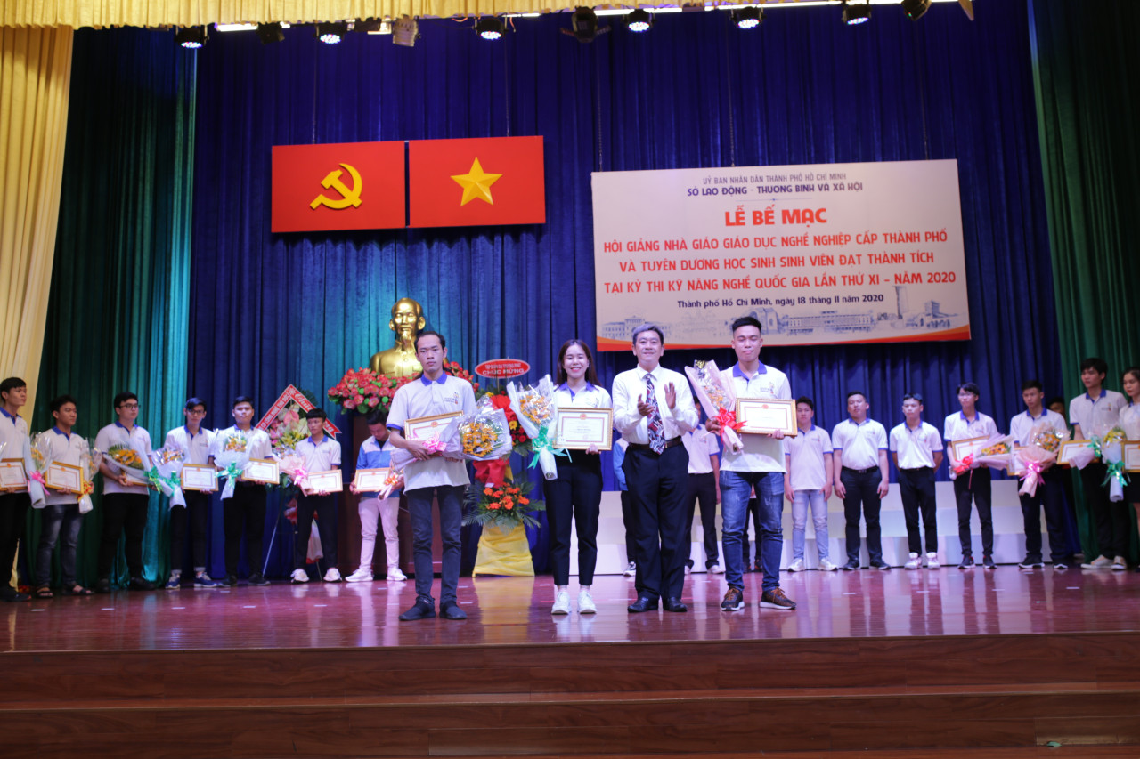 Sinh viên Đỗ Xuân Trường nhận bằng khen và hoa từ BTC