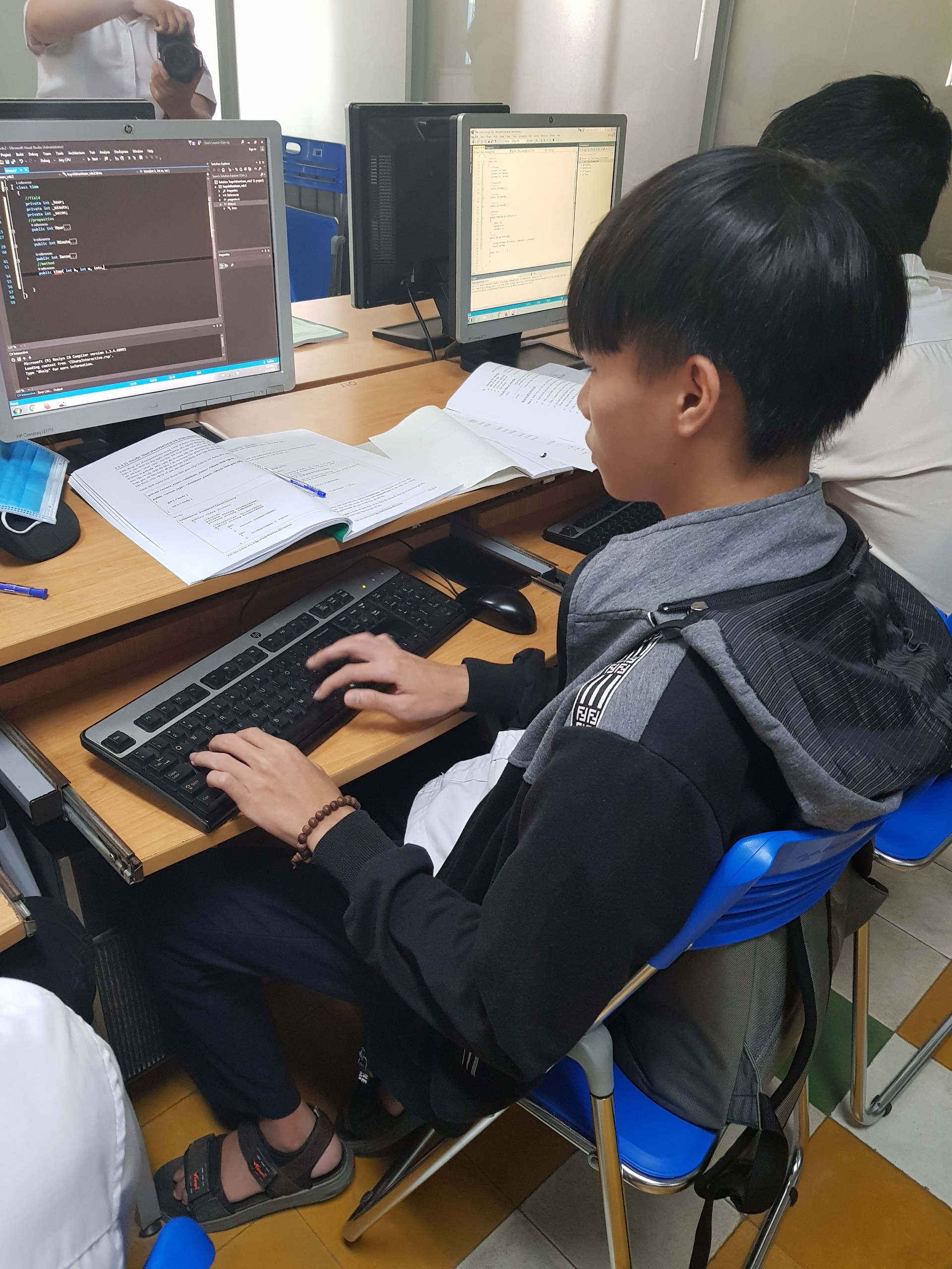 Huỳnh Thanh Sơn đang hoàn thành bài tập được giao