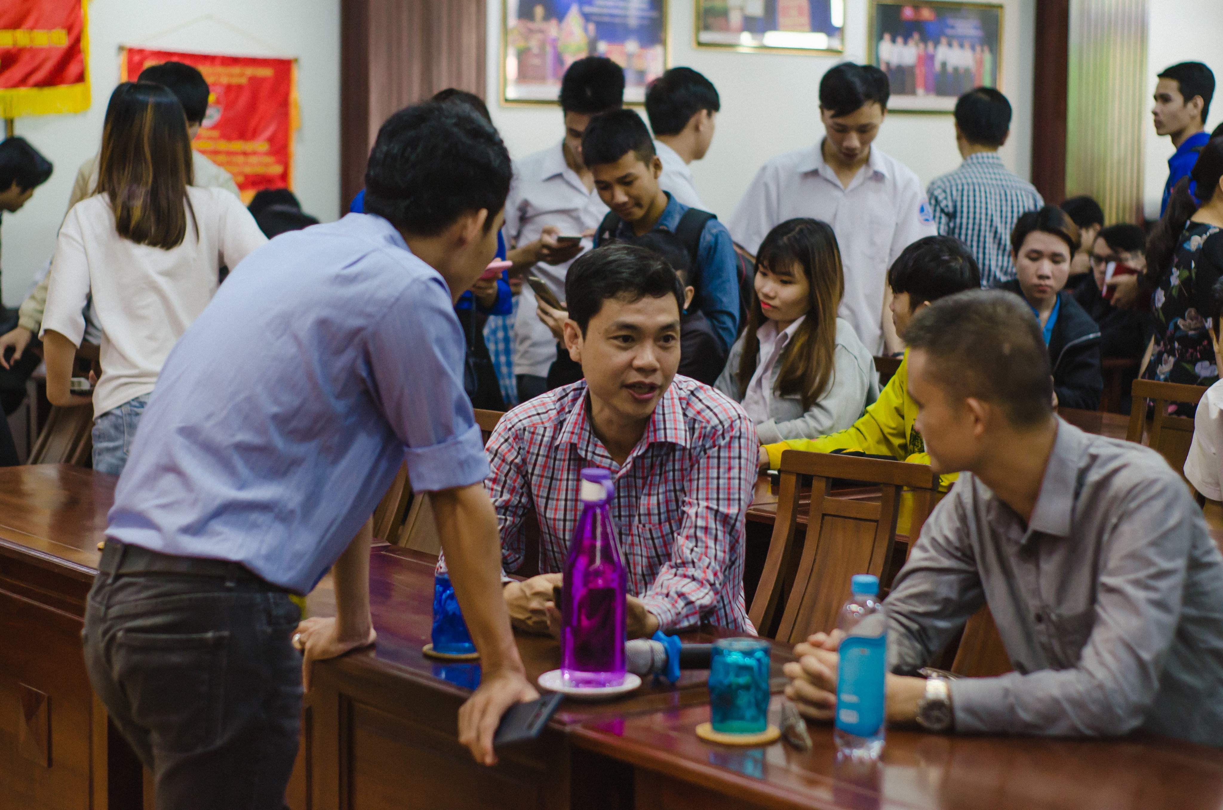 Thầy Lê Diên Tâm - Q. Trưởng Khoa CNTT trao đổi với đại diện các doanh nghiệp trong giờ giải lao.