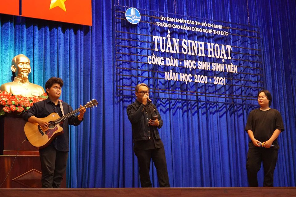 Buổi Lễ được mở đầu bằng các tiết mục văn nghệ của các bạn sinh viên khóa trước dành cho các tân sinh viên như một lời chúc mừng đến thế hệ sinh viên tiếp theo.