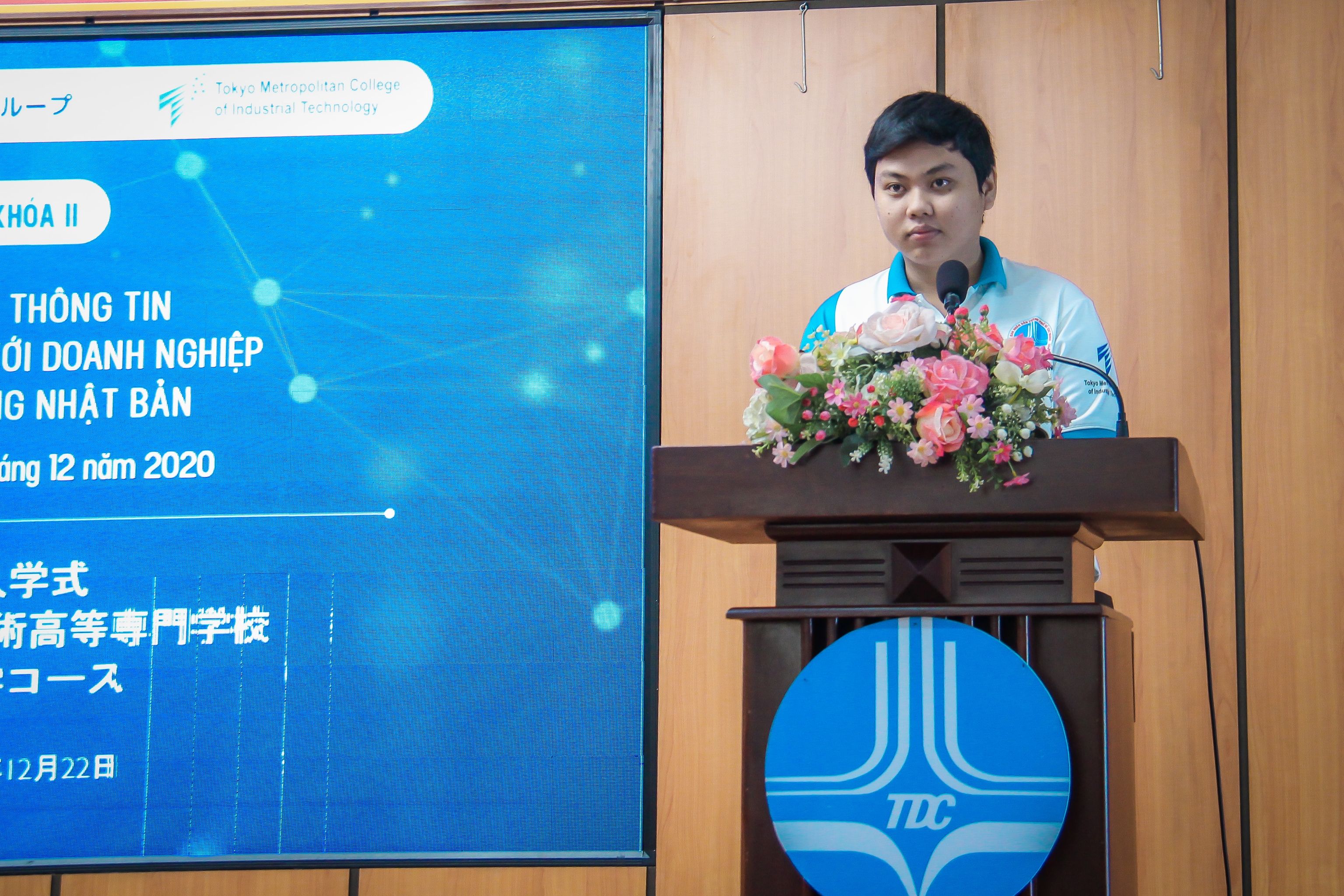 Sinh viên Nguyễn Đoàn Huy Sơn, đại diện cho tập thể sinh viên khóa I phát biểu trong buổi khai giảng