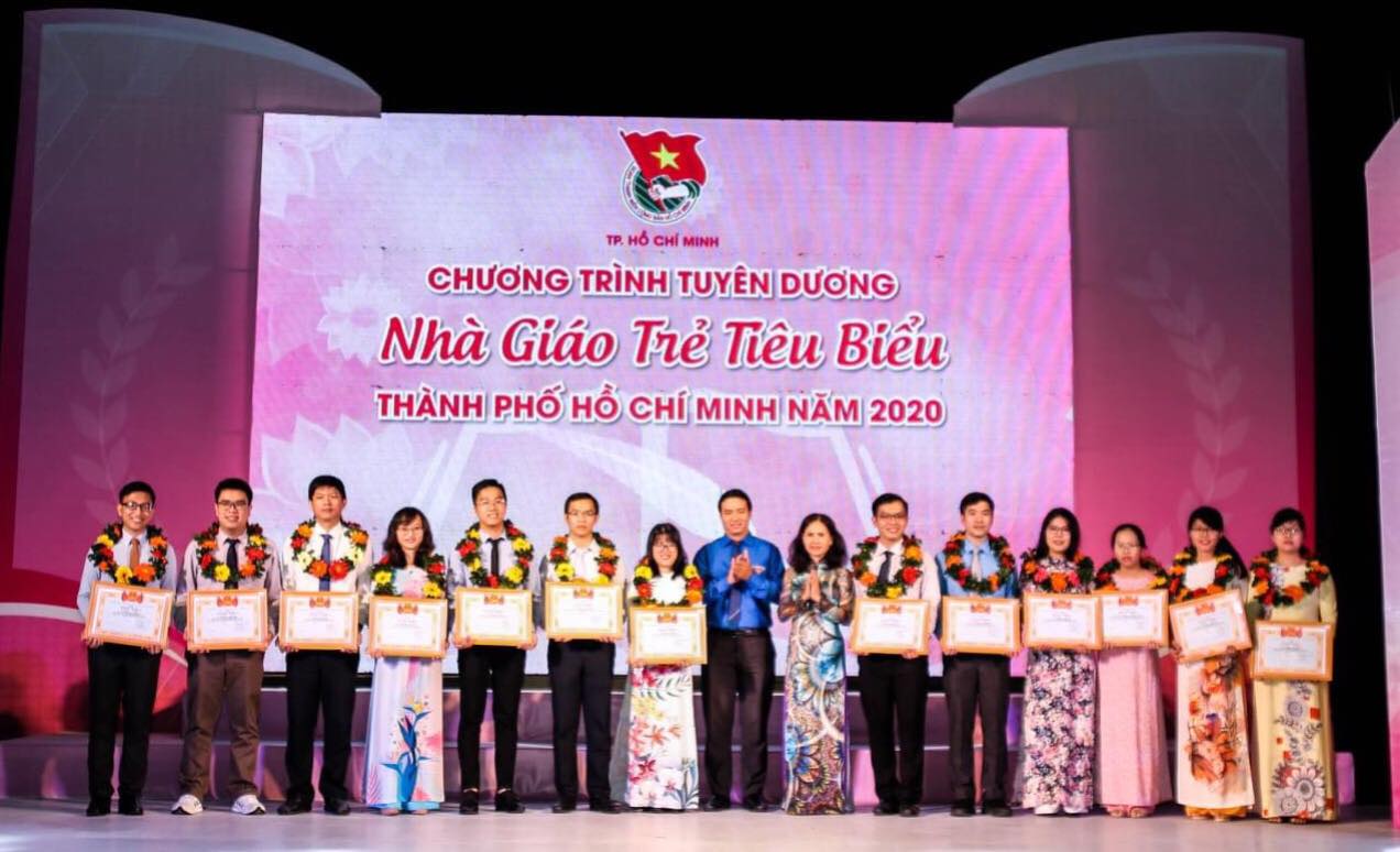 Thầy Nguyễn Huy Hoàng nhận bằng khen và hoa từ BTC