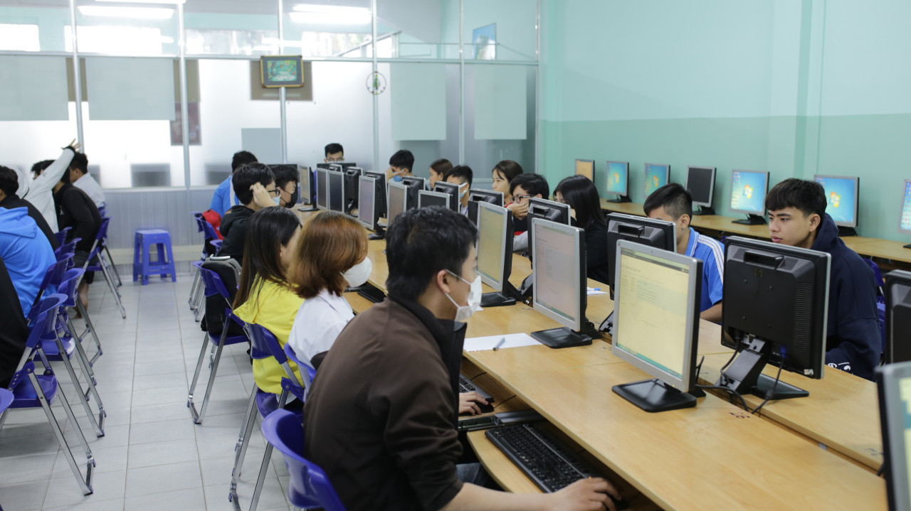 Các bạn sinh viên dự thi tại B002C