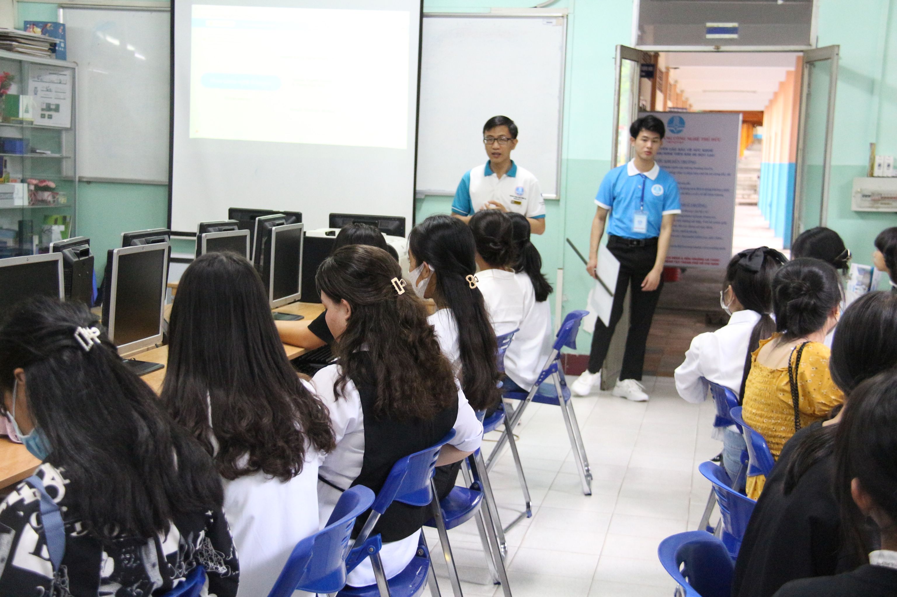 Học sinh tham quan phòng thực hành tại TDC