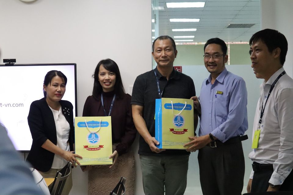 Thầy Tiêu Kim Cương và Cô Phan Thị Thể - Đại diện FIT-TDC gửi lời cảm ơn đến công ty Lampart Co., Ltd đã hỗ trợ tổ chức chuyến tham quan
